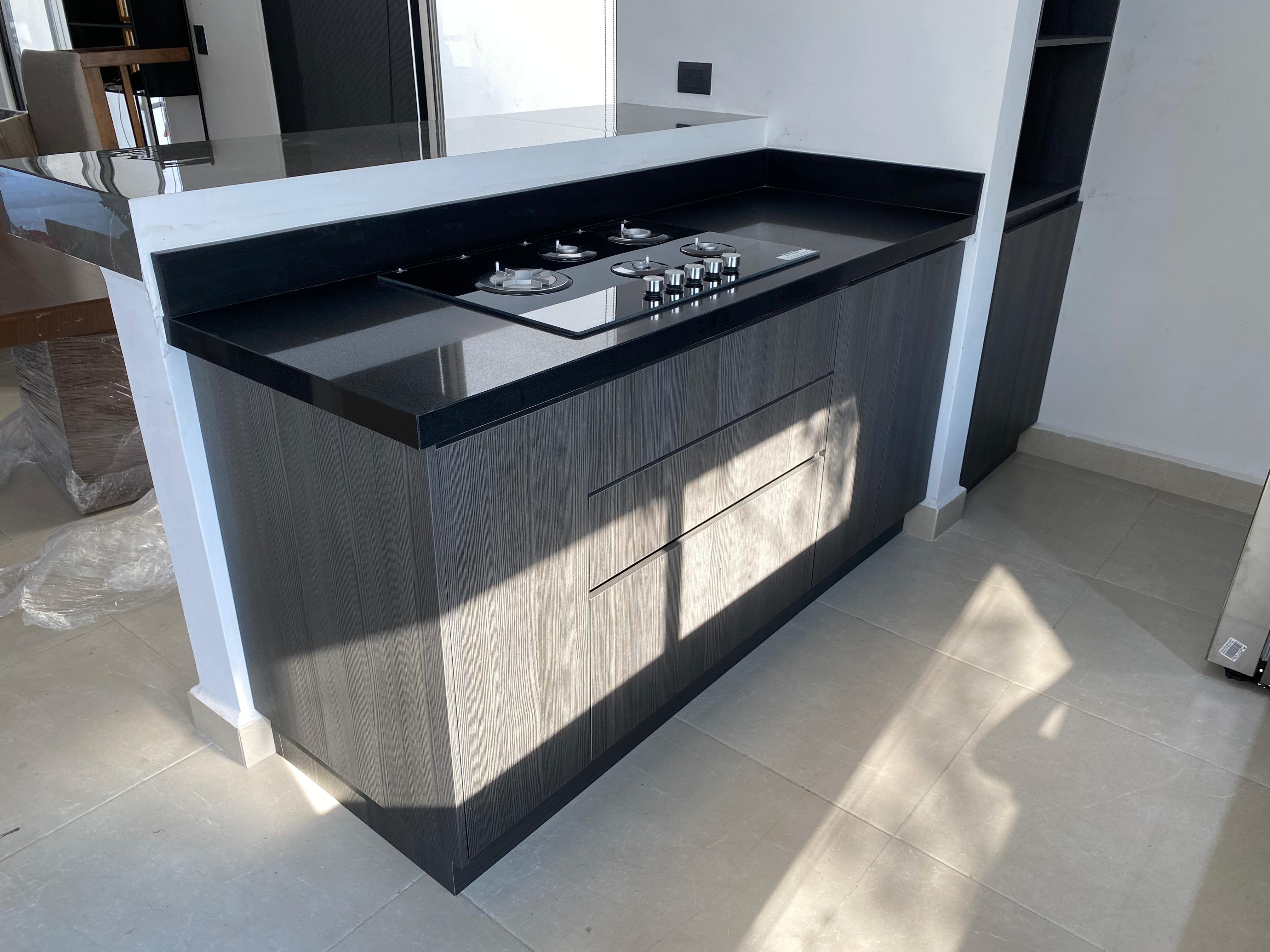 Cocina integral moderna en tonos negro y gris