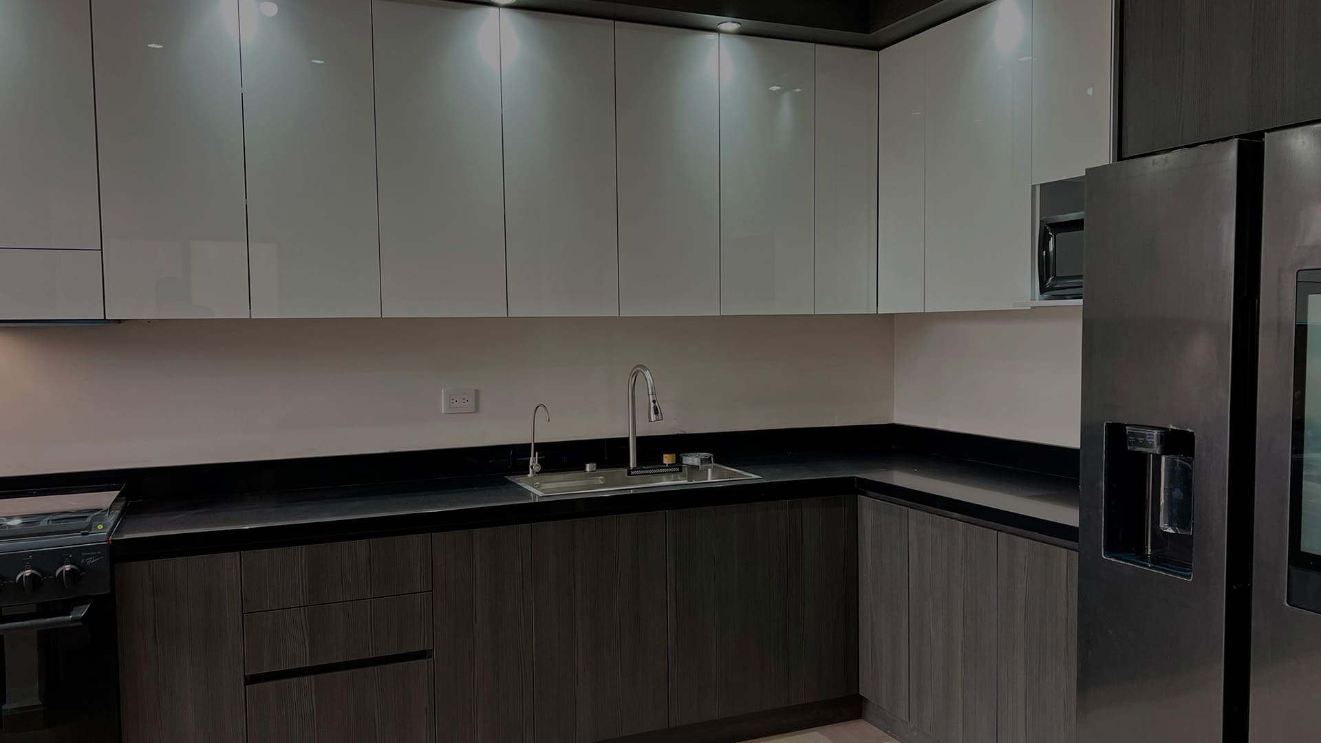 Cocina integral moderna color blanco y negro en Monterrey