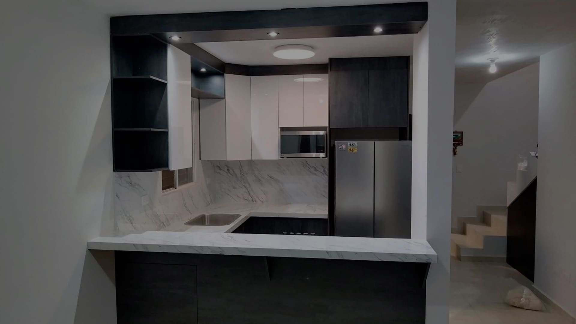 Cocina integral minimalista color blanco en Monterrey