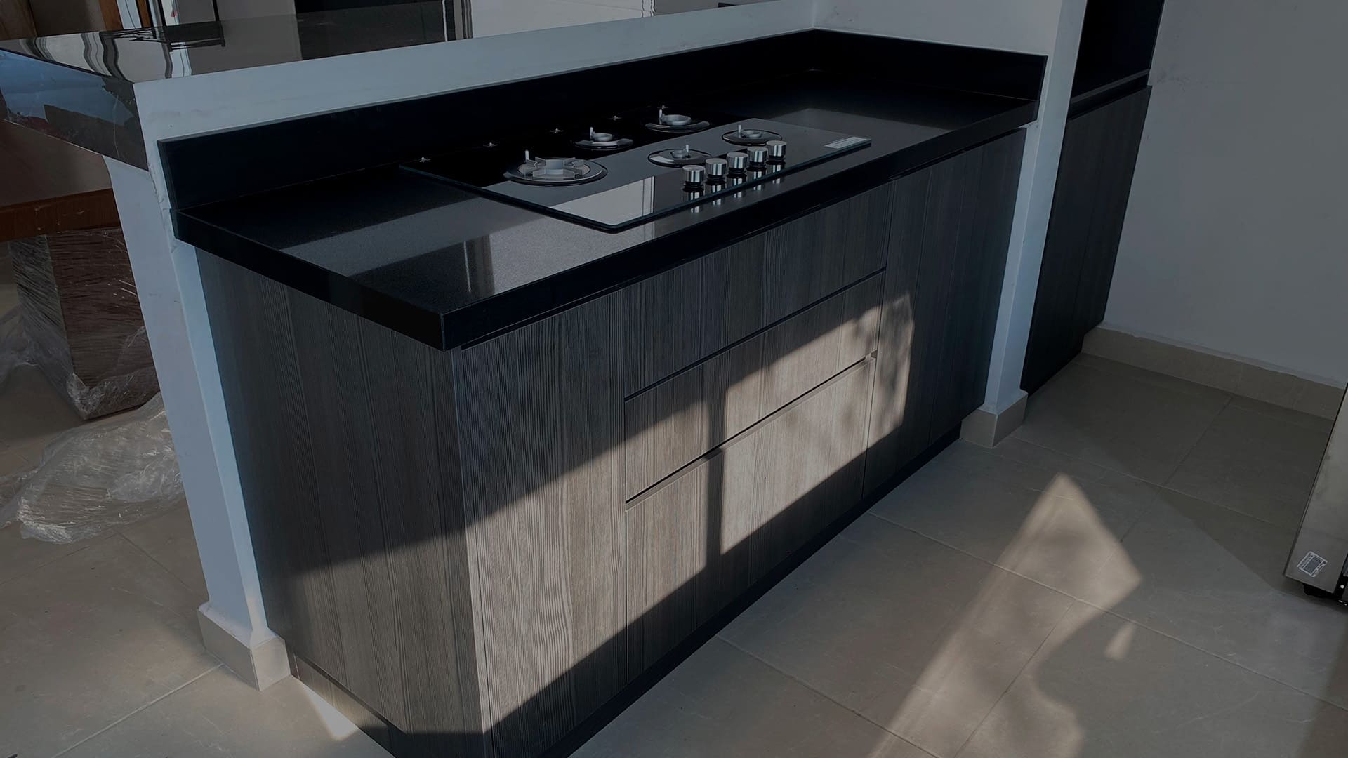Cocina integral moderna color blanco y gris en Monterrey
